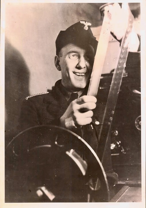 Fotografie-2-WK-Ostfront-RPL-Tonfilmwagen-Filmvorfuehrer-in-NSKK-Uniform-zeigt-Frontkaempfern-einen-Spielfilm-1943 copy.jpeg